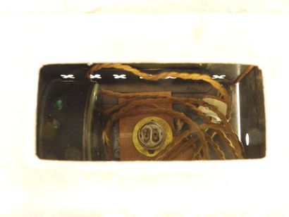 null PHOTOGRAPHIC CHAMBER in brass and black lacquered sheet. 24 x 41 x 15 cm. Worn,...