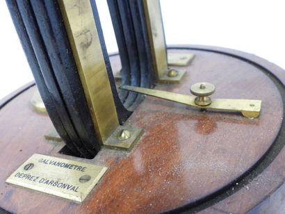 null JULES CARPENTIER in PARIS: Galvanometer DEPREZ D'ARSONVAL in wood and brass....