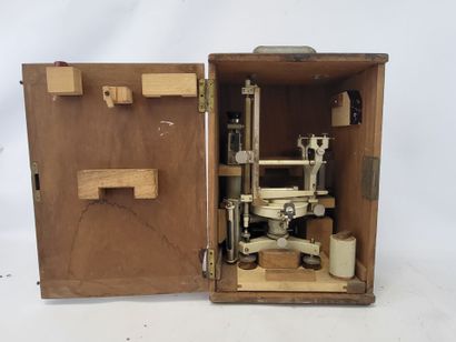 null H. MORIN : Theodolite in cream lacquered metal. In its box, inscribed H. Morin...