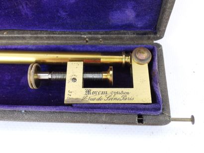 null CLEAR CHAMBER, in brass. Marked Optician MOREAU in Paris. Presented in its box....
