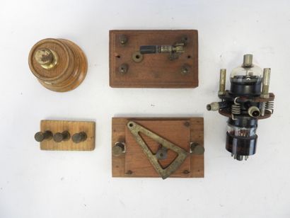 null SCIENTIFIC SET including light bulb, various wooden bases. In the state

We...