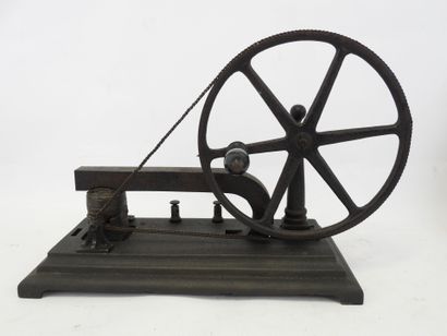 null CLARKE'S MACHINE in metal and black tinted wood. Height: 24 cm. Wear