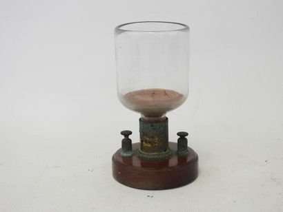 null VOLTAMETER in glass and metal resting on a wooden base. Height: 11 cm. Worn