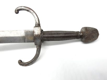 null FRANCE. Left hand dagger, spindle covered with a fine and tight filigree, fluted...