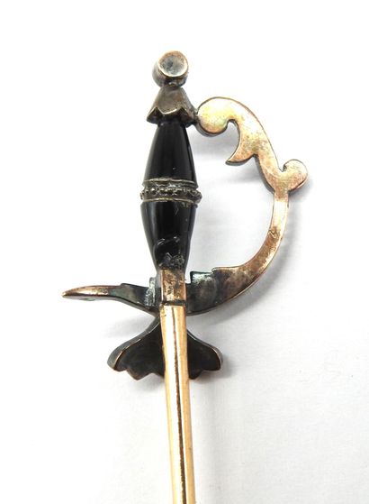 null JEWELRY. Pin in 18k gold in the shape of a sword, guard decorated with diamonds,...