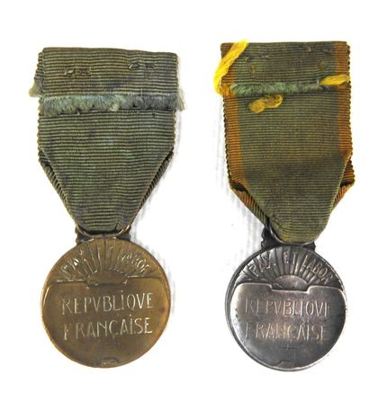 null MEDAILLES. Lot de 4 médailles d'escrime militaire dont l'une gravée "Armée du...