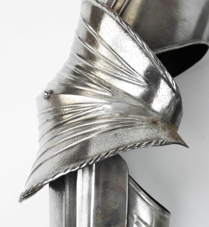 null DIVERS. Eléments d'armures de style Maximilien du XVIe siècle en fer : paire...