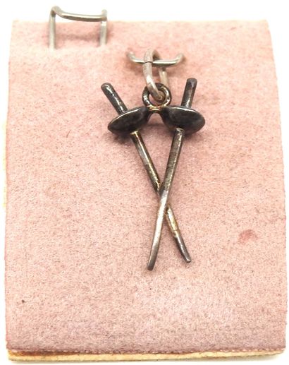 null JEWELRY. Set of 2 silver brooches representing swords, a pendant with foils...