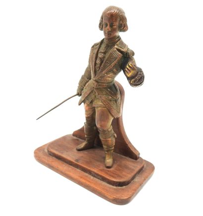 null SCULPTURE. Bronze statuette representing an officer in wig holding his saber,...