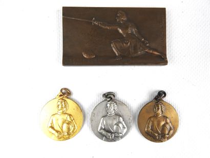 null MEDAILLES. Lot de 4 médailles en bronze relatives à l'escrime féminine dont...