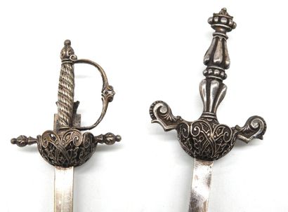 null DIVERS. Réunion de 6 épées miniatures : 3 brochettes en métal argenté signées...