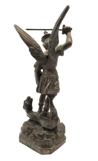 null BRONZE. "Saint Michel terrassant le dragon", patron et protecteur des maîtres...