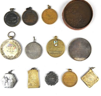 null MEDALS. Lot of 13 bronze medals related to fencing, some of them concerning...