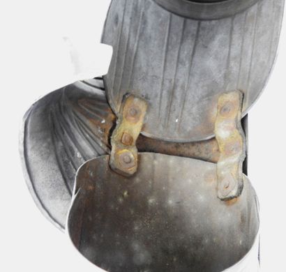 null DIVERS. Eléments d'armures de style Maximilien du XVIe siècle en fer : paire...