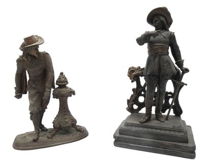 null STATUETTES. Réunion de 2 statuettes en régule figurant des gentilshommes du...