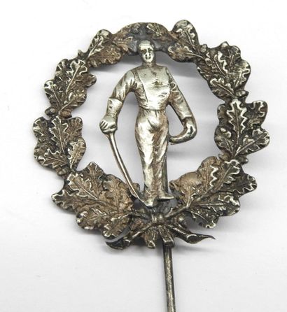 null JEWELRY. Brooch in silver plated metal with crossed swords, a pair of small...