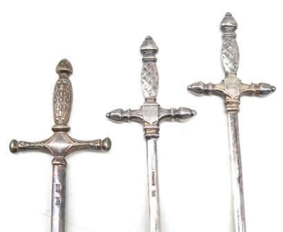null DIVERS. Réunion de 6 épées miniatures : 3 brochettes en métal argenté signées...