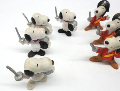 null FIGURINES. Lot de 14 figurines environ en plastique Snoopy en tenue d'escrime....