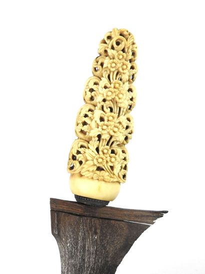 null ASIAN WEAPONS. INDONESIA. Malay KRISS with bone handle carved with floral motifs,...
