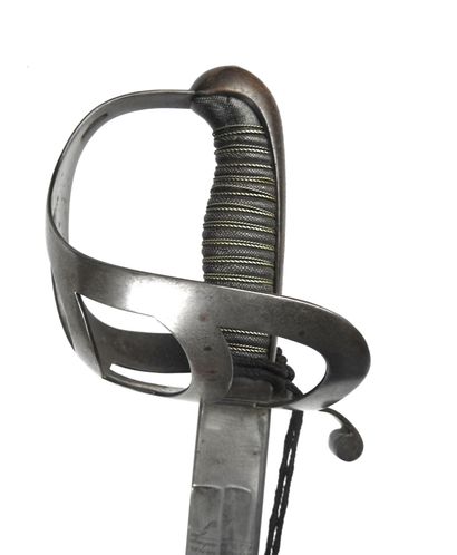 null PAYS-BAS. Sabre de cavalerie modèle 1876 à monture en acier, poignée en galuchat...