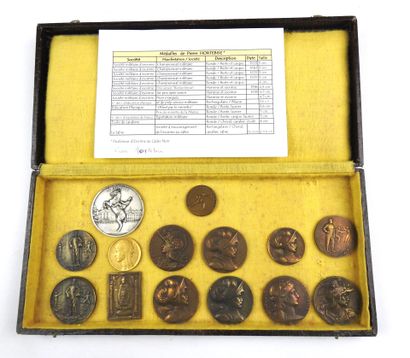 null INSIGNES. Box containing 14 medals obtained by Pierre HORTEBISE, professor of...