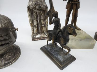 null DIVERS. Réunion de 7 figurines et objets divers à thème des chevaliers en armures,...