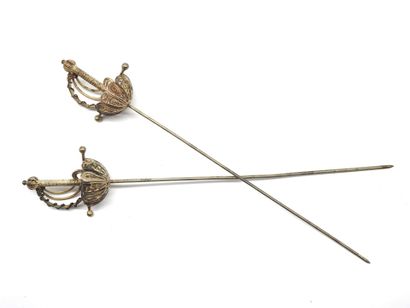 null JEWELRY. Pair of silver rapiers finely openwork, L: 16 mm, gross weight: 16...