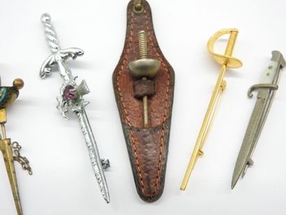 null JEWELRY. Meeting of 8 tie-pins or brooches representing white weapons, foils,...