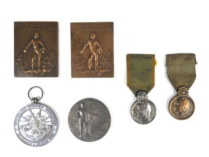 null MEDAILLES. Lot de 4 médailles d'escrime militaire dont l'une gravée "Armée du...
