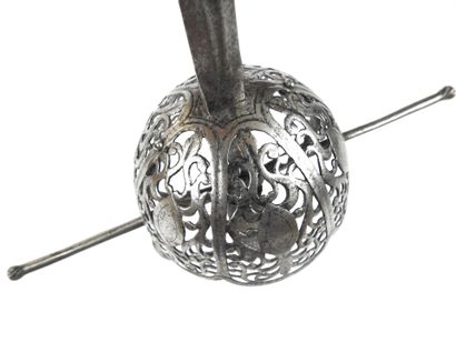 null ITALY. EPEE à la Taza, steel frame, spindle covered with a double iron and brass...