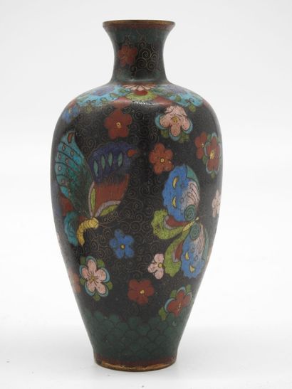null JAPAN : A pair of ovoid cloisonné vases with a small constricted neck and polychrome...