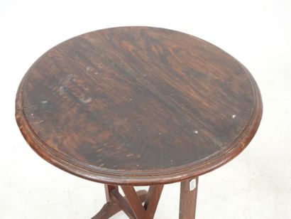 null 
LOT including a high SELLETTE in wood of veneer and a circular coffee table....