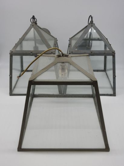 null PAIR OF LANTERNS in sheet metal and glass of trapezoidal form. Modern work....