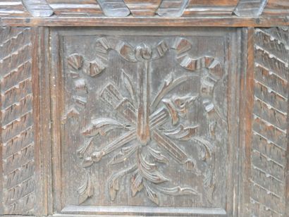 null 
BANK-COFFRE in oak decorated with scrolls, plant elements and shells. Regional...