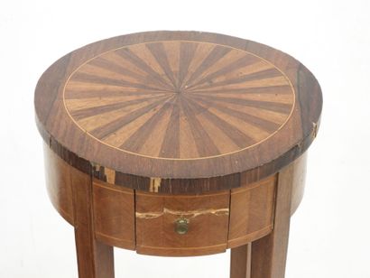 null 
LOT including a high SELLETTE in wood of veneer and a circular coffee table....