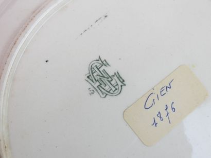 null GIEN : Plate with decoration of fleeing hunting in green monochrome. Diam: 26...