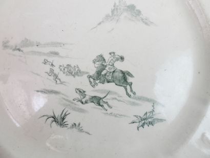 null GIEN : Assiette à décor de chasse fuyante en camaïeu vert. Diam : 26 cm.