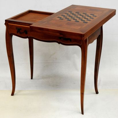 null Table de jeu en bois naturel de style Louis XV ouvrant par un tiroir en façade,...