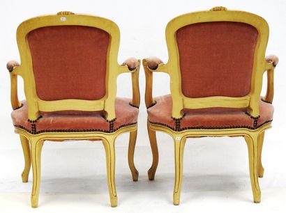 null Paire de fauteuils cabriolet en bois mouluré et laqué beige de style Louis XV.

84,5...