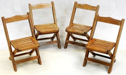 null Suite de quatre chaises pliantes d'enfant en bois naturel.

44,5 x 27 x 35 ...