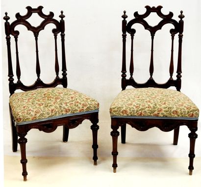 null Paire de chaises en bois naturel à dossier ajouré et à décor sculpté de volutes...