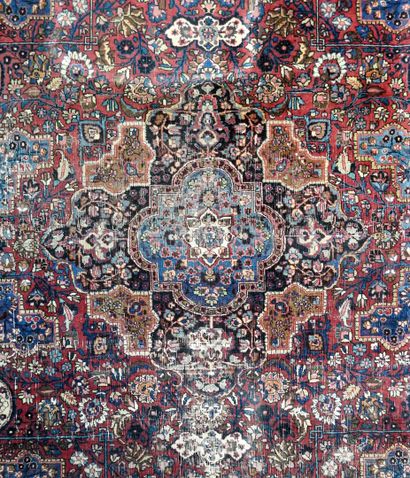 null Grand tapis de forme rectangulaire en laine et soie à décor floral et géométrique...