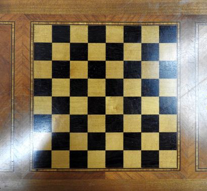 null Table de jeu en bois naturel de style Louis XV ouvrant par un tiroir en façade,...