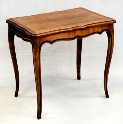 null 
Table basse à plateau de forme rectangulaire en bois naturel, style Louis XV.




56...
