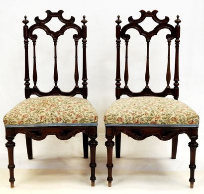 null Paire de chaises en bois naturel à dossier ajouré et à décor sculpté de volutes...