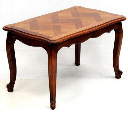 null Table basse à plateau de forme rectangulaire en bois naturel, style Louis XV.

48...