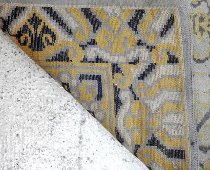 null Réunion de deux tapis noués main en laine de forme rectangulaire à décor polychrome...
