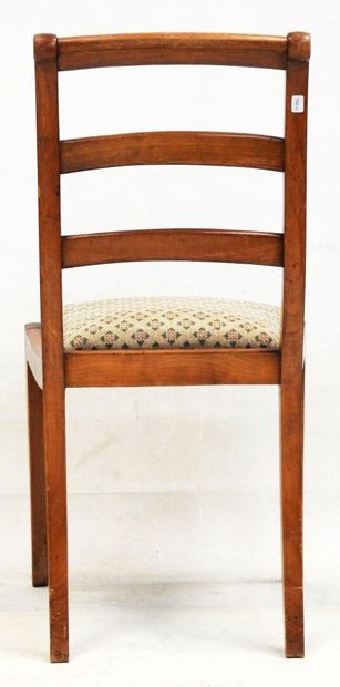 null Suite de six chaises à galettes en bois naturel à dossiers ajourés

Usures.