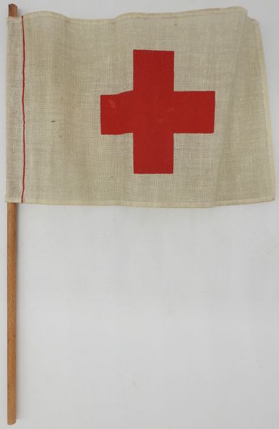 null DRAPEAU de la Croix-Rouge, en polyester, percé de 3 oeillets sur la gauche....