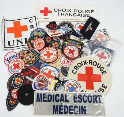 null FORT LOT de brassards de la Croix-Rouge, en coton, vinyle, toile et divers....